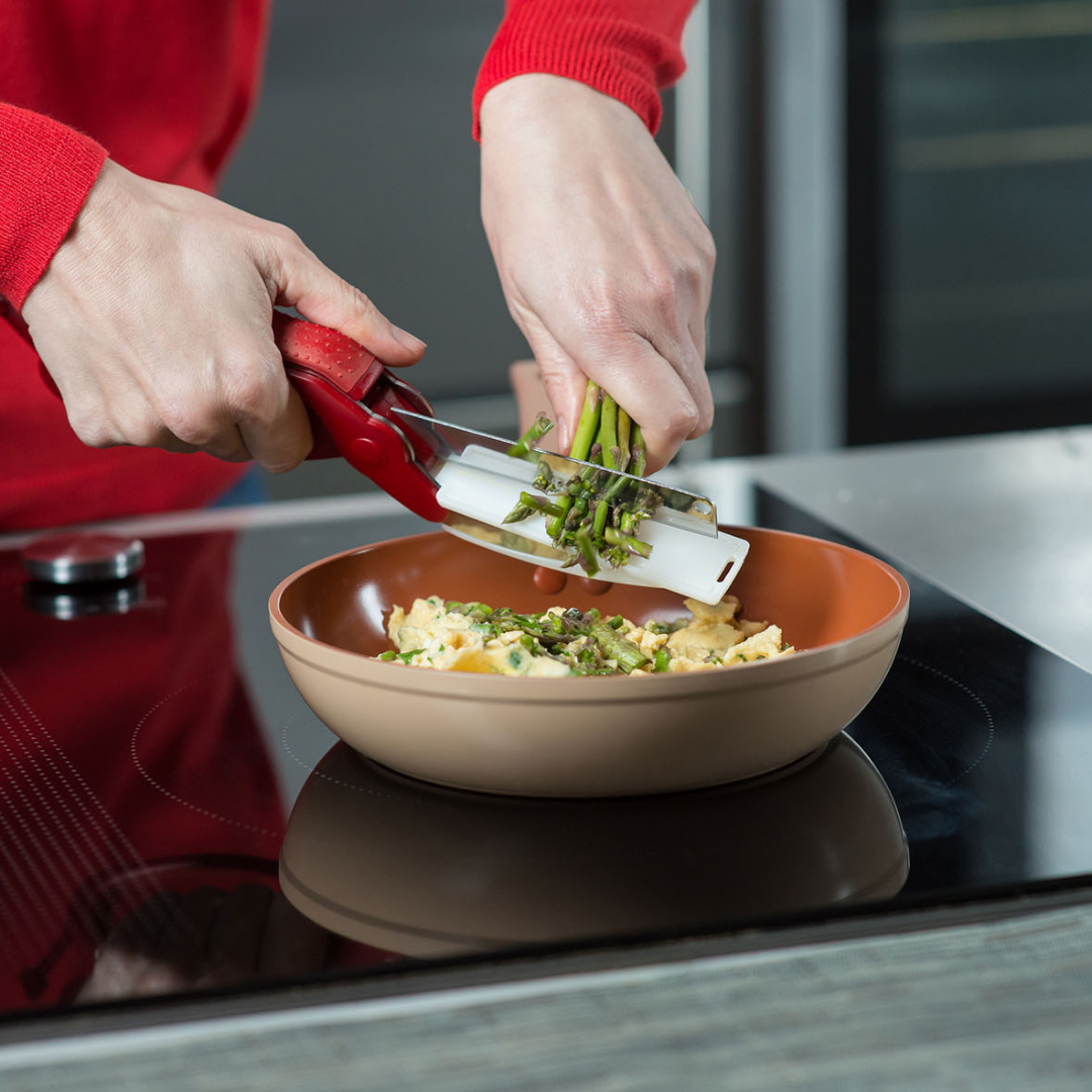 Cortador de Verduras 2 en 1 - Tijeras con Tabla de Cortar Integrada